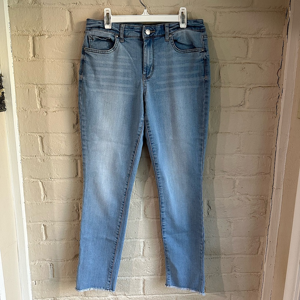 Jessica Simpson Relaxed Skinny Crop light wash denim jeans size 4